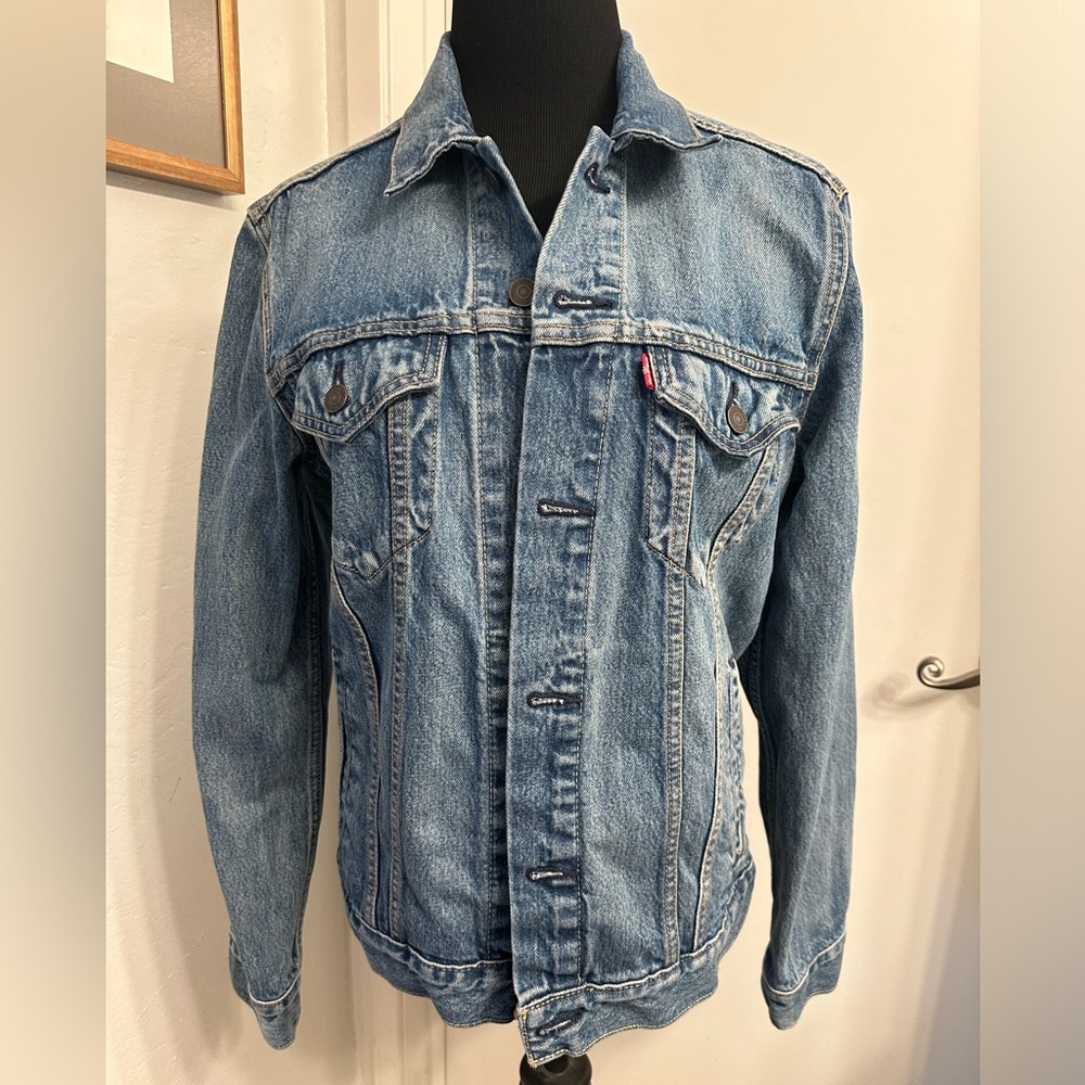 LEVI’S TRUCKER JACKET SIZE MED